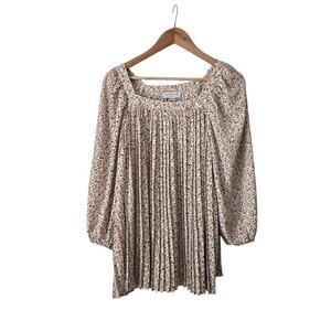 Hayden LA Top sz M Ivory Ditzy Floral Accordion Pleated Elastic Cuff